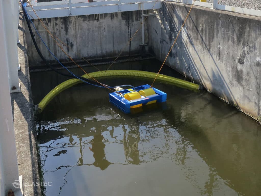 Flexibelt containment boom at gas plant