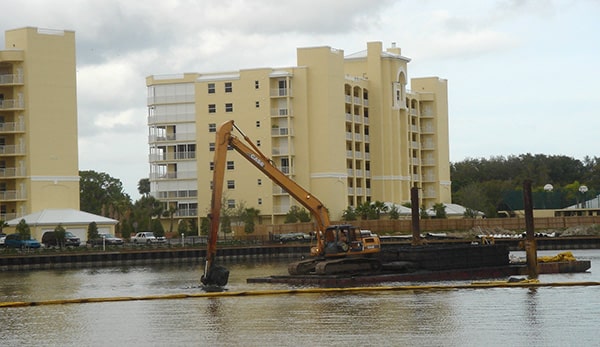 Floating silt curtain used in marine construction